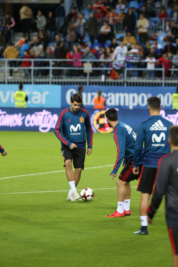 La selección española de fútbol se ha entrenado en La Rosaleda ante 19.000 aficionados antes del partido que disputarán este sábado ante Costa Rica en Málaga.