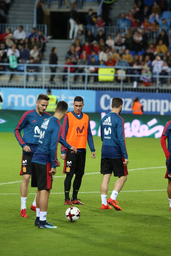 La selección española de fútbol se ha entrenado en La Rosaleda ante 19.000 aficionados antes del partido que disputarán este sábado ante Costa Rica en Málaga.