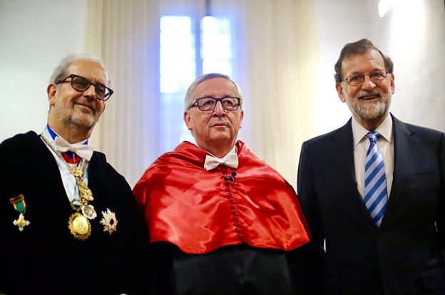 Rajoy con Juncker, en el centro, y Daniel Hernández, rector de la Universidad de Salamanca, en la investidura honoris causa de ayer. :: R. C.