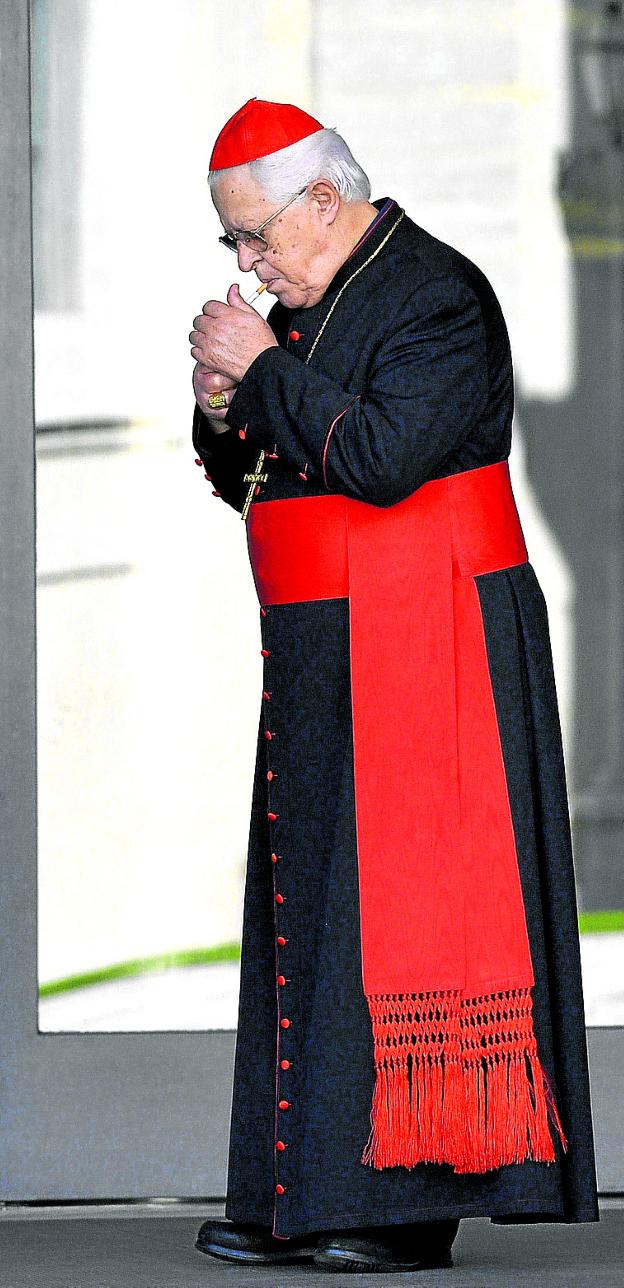 Imagen de archivo de un cardenal que fuma en el Vaticano. :: afp 