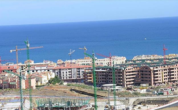 Las grandes promotoras nacionales compiten por liderar el nuevo auge inmobiliario de la Costa del Sol