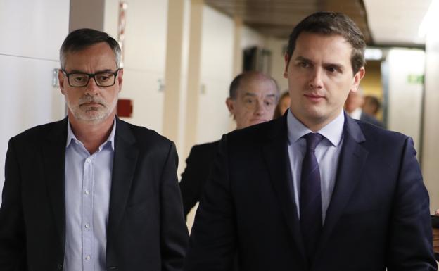 Albert Rivera, acompañado del secretario general de Ciudadanos, José Manuel Villegas. 