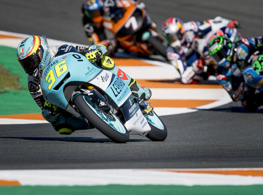 Joan Mir, campeón del mundo de Moto3, que por la mañana sufrió una caída que dejó su moto seriamente dañada, enmendó por completo la situación durante la segunda, en la que logró el cuarto mejor tiempo y se puso quinto, segunda línea de salida provisional.