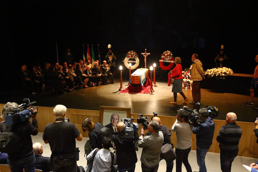 Numerosas personas acuden a la capilla instalada en el Auditorio de la Diputación de Málaga para dar su último adiós al humorista malagueño