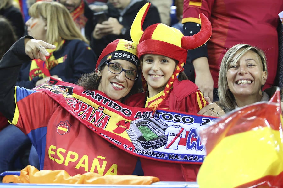 La Rosaleda colgó el cartel de "completo" en el partido amistoso que enfrentó a España ante Costa Rica en Málaga.