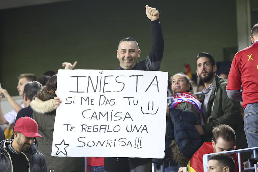 La Rosaleda colgó el cartel de "completo" en el partido amistoso que enfrentó a España ante Costa Rica en Málaga.