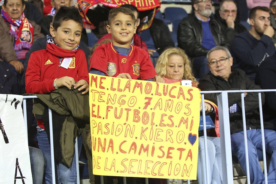 La Rosaleda colgó el cartel de "completo" en el partido amistoso que enfrentó a España ante Costa Rica en Málaga.