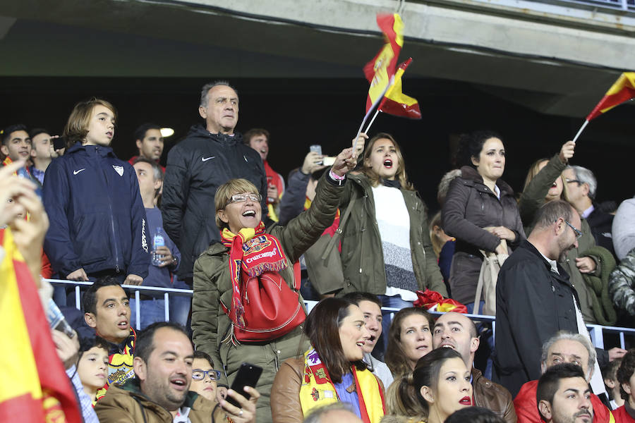 La Rosaleda colgó el cartel de "completo" en el partido amistoso que enfrentó a España ante Costa Rica en Málaga.