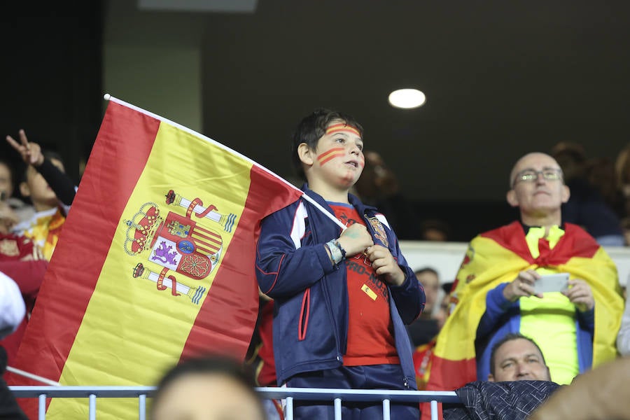 La Rosaleda colgó el cartel de "completo" en el partido amistoso que enfrentó a España ante Costa Rica en Málaga.