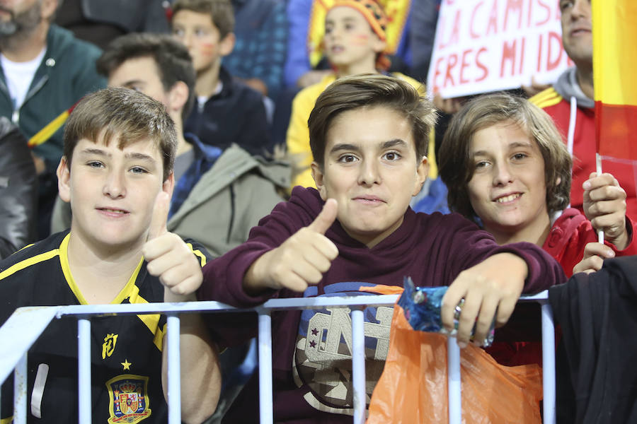 La Rosaleda colgó el cartel de "completo" en el partido amistoso que enfrentó a España ante Costa Rica en Málaga.