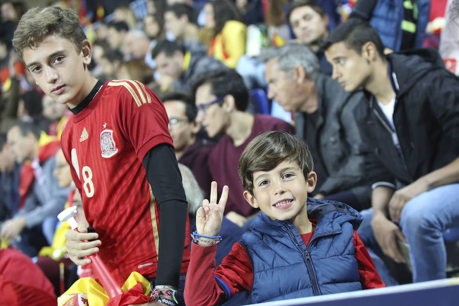 La Rosaleda colgó el cartel de "completo" en el partido amistoso que enfrentó a España ante Costa Rica en Málaga.