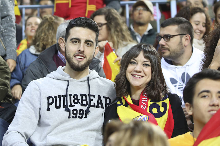 La Rosaleda colgó el cartel de "completo" en el partido amistoso que enfrentó a España ante Costa Rica en Málaga.