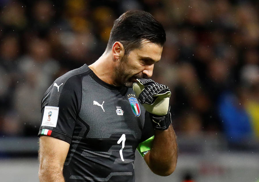 Buffon, pensativo ante la derrota contra Suecia.