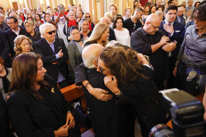 Numerosas personas acuden al oficio religioso celebrado en la iglesia de San Pablo