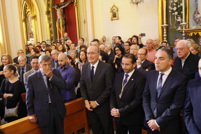 Numerosas personas acuden al oficio religioso celebrado en la iglesia de San Pablo