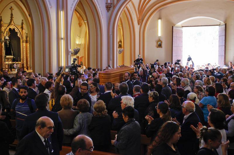 Numerosas personas acuden al oficio religioso celebrado en la iglesia de San Pablo