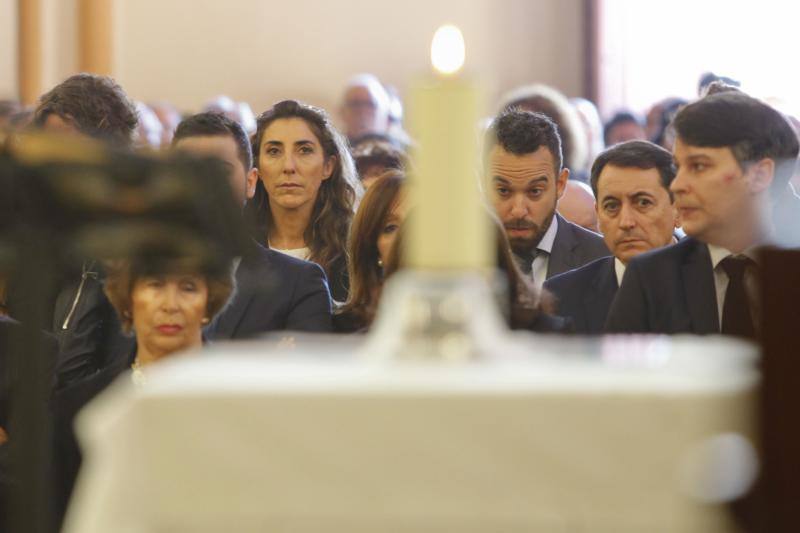 Numerosas personas acuden al oficio religioso celebrado en la iglesia de San Pablo