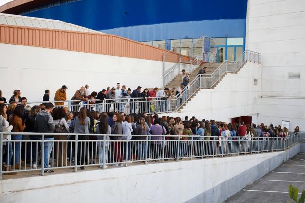 Más de mil personas se han presentado al puesto de trabajador social. :: álvaro cabrera