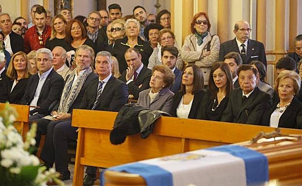 Imagen principal - Arriba, Edmundo Arrocet, junto a Manolo Sarria, miran el féretro con los restos de Chiquito de la Calzada. Abajo, a la izquierda, Paz Padilla abraza a algunos familiares del humorista malagueño. A la derecha, Manolo Medina dice unas palabras durante la misa.