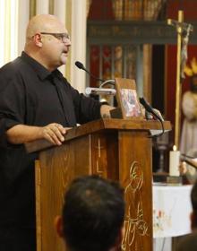 Imagen secundaria 2 - Arriba, Edmundo Arrocet, junto a Manolo Sarria, miran el féretro con los restos de Chiquito de la Calzada. Abajo, a la izquierda, Paz Padilla abraza a algunos familiares del humorista malagueño. A la derecha, Manolo Medina dice unas palabras durante la misa.