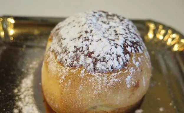 Imagen principal - Frolla o sfogliatella. Dulce hecho con sémola de trigo, ricotta, piel de naranja confitada, azúcar y canela. Babá. A base de harina, azúcar, sal, huevo y mantequilla. La parte final de la receta indica que se bañe en agua, azúcar y ron de 14 grados. Riccia. Completa el trío de dulces típicos napolitanos. Tiene los mismos ingredientes que la frolla, pero cambia la preparación para obtener una parte externa crujiente.