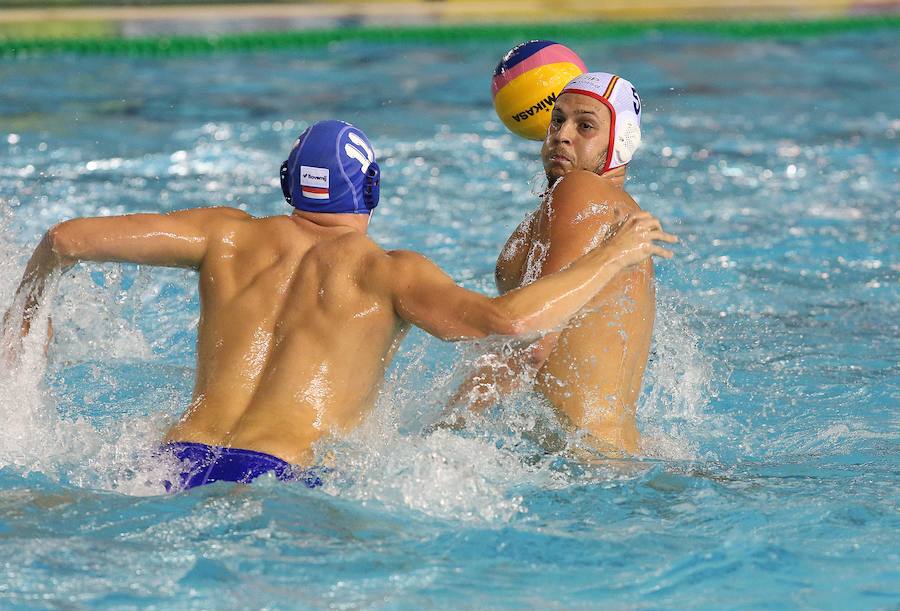 El público malagueño llena las gradas de Inacua para ver el estreno con victoria de España ante Holanada en la Liga Mundial (9-5).