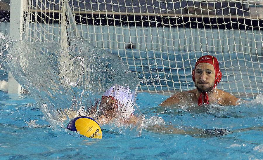 El público malagueño llena las gradas de Inacua para ver el estreno con victoria de España ante Holanada en la Liga Mundial (9-5).