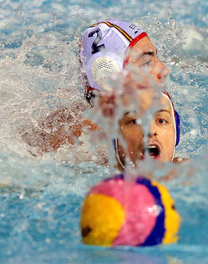 El público malagueño llena las gradas de Inacua para ver el estreno con victoria de España ante Holanada en la Liga Mundial (9-5).