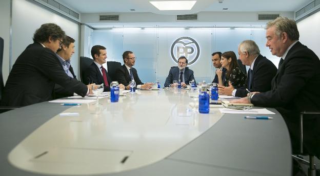 Mariano Rajoy, ayer, durante la reunión con la cúpula nacional del PP. :: t. Mohamed