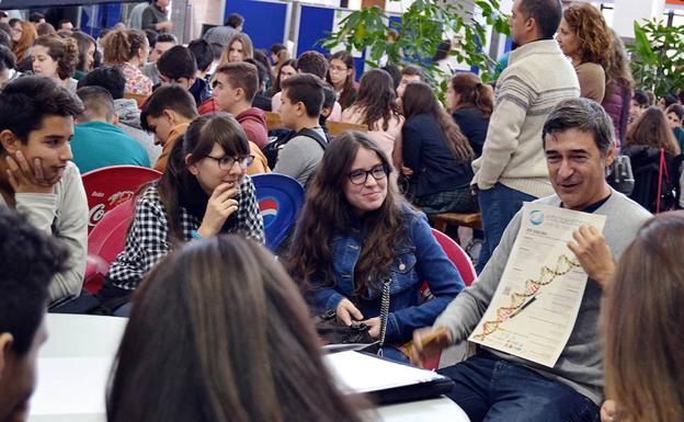 'Café con ciencia' reúne a más de 250 escolares para mostrar la investigación en la UMA
