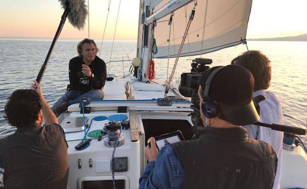 Rodaje. Miguel Alba, en un barco en la bahía de Málaga, explica la historia del viaje a Hawai y California.