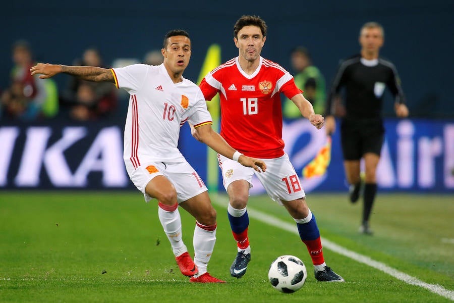 La selección española empató ante Rusia (3-3) en el amistoso disputado en la ciudad de San Petersburgo. Jordi Alba abrió la lata de cabeza y Sergio Ramos anotó dos polémicas penas máximas para los de Lopetegui. Aleksey Miranchuk y Smolov, en dos ocasiones, dieron el empate a los locales.