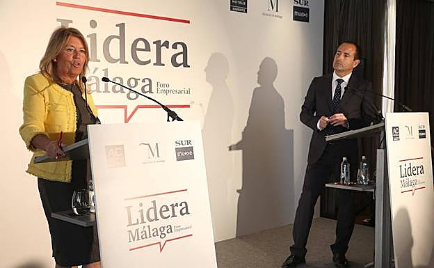 La alcaldesa de Marbella, Ángeles Muñoz, durante su intervención, junto al director de SUR, Manuel Castillo. 