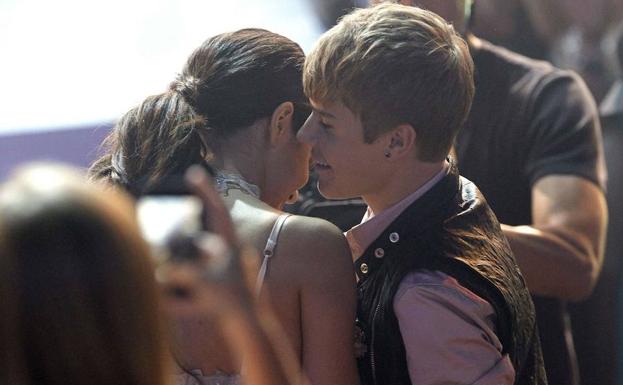 Bieber habla con Gómez durante una gala en 2011. 