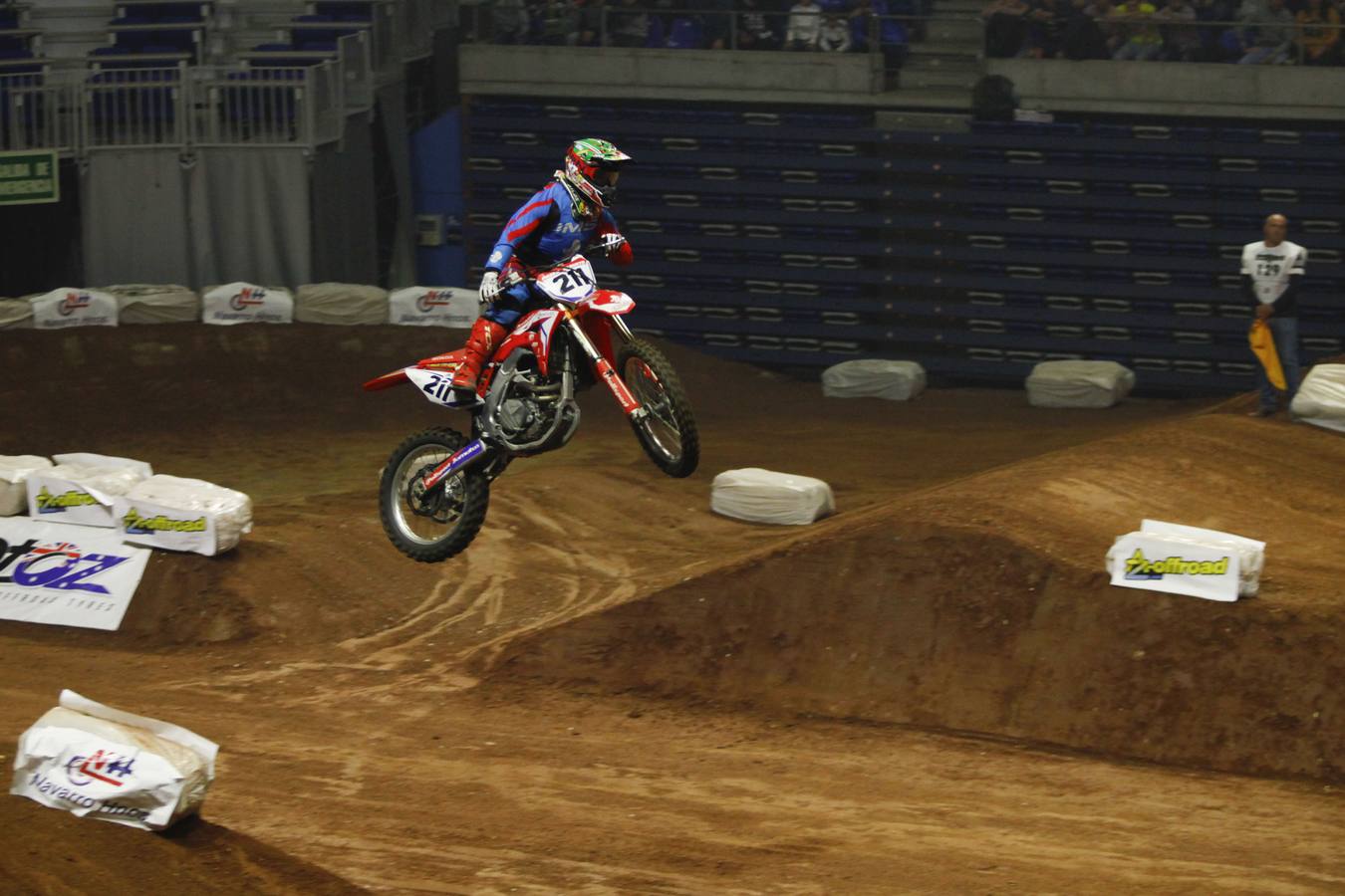 Tras varios días de intenso trabajo, la cancha principal del Palacio de los Deportes se transformó en una auténtica pista de supercross llena de rampas, curvas y obstáculos. El pabellón malagueño acogió ayer por la tarde el Supercross Internacional Xtreme Show Ciudad de Málaga, un espectáculo para los aficionados al motor que reunió a algunos de los mejores especialistas de esta modalidad derivada del motocross.