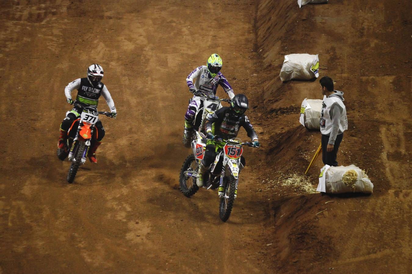 Tras varios días de intenso trabajo, la cancha principal del Palacio de los Deportes se transformó en una auténtica pista de supercross llena de rampas, curvas y obstáculos. El pabellón malagueño acogió ayer por la tarde el Supercross Internacional Xtreme Show Ciudad de Málaga, un espectáculo para los aficionados al motor que reunió a algunos de los mejores especialistas de esta modalidad derivada del motocross.