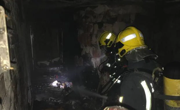 Bomberos de Málaga, en el incendio de un inmueble.