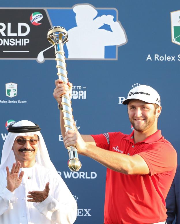 Jon Rahm, ayer con el trofeo de ganador en Dubái. :: afp