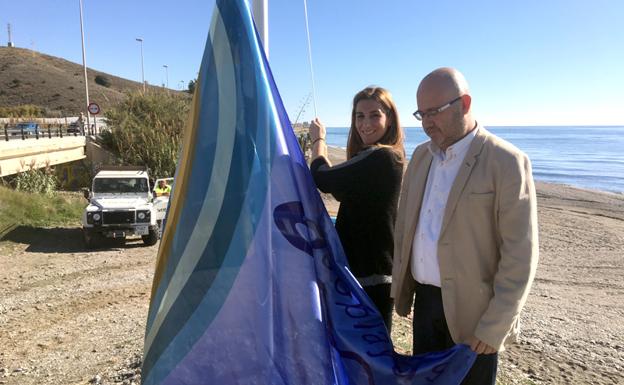 La playa de Lagos en Vélez-Málaga iza la bandera que le concede el reconocimiento de Ecoplaya