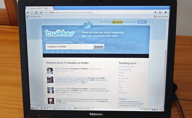 Internauta de Río de Janeiro se conecta a la red social de Twitter. 