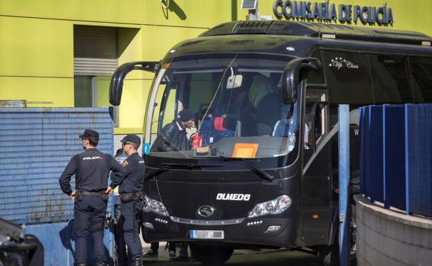 Autobús con los inmigrantes trasladados a la prisión de Archidona.