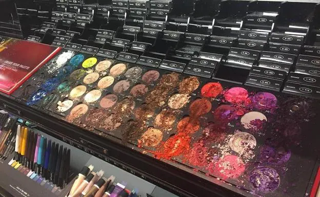 Destruyen artículos de maquillaje por valor de mil euros en una tienda de cosmética