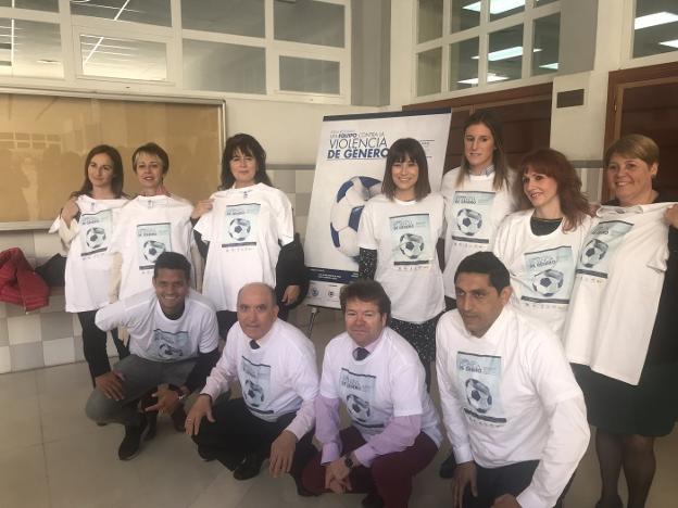 Los ponentes de la mesa redonda posaron con camisetas que llevaban el lema 'Un equipo contra la violencia de género'. :: crónica