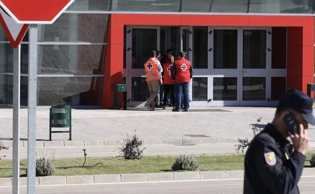 Miembros de Cruz Roja, en las puertas de la cárcel de Archidona preparando la recepción de inmigrantes, el lunes
