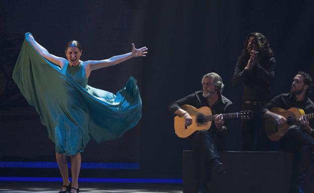 Sara Baras exhibe su poderío, anoche sobre las tablas del Cervantes.