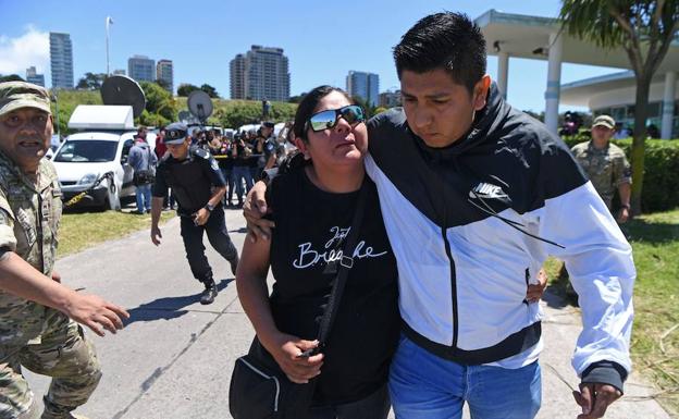 Imagen principal - Desconsuelo entre los familiares de la tripulación del 'San Juan'.