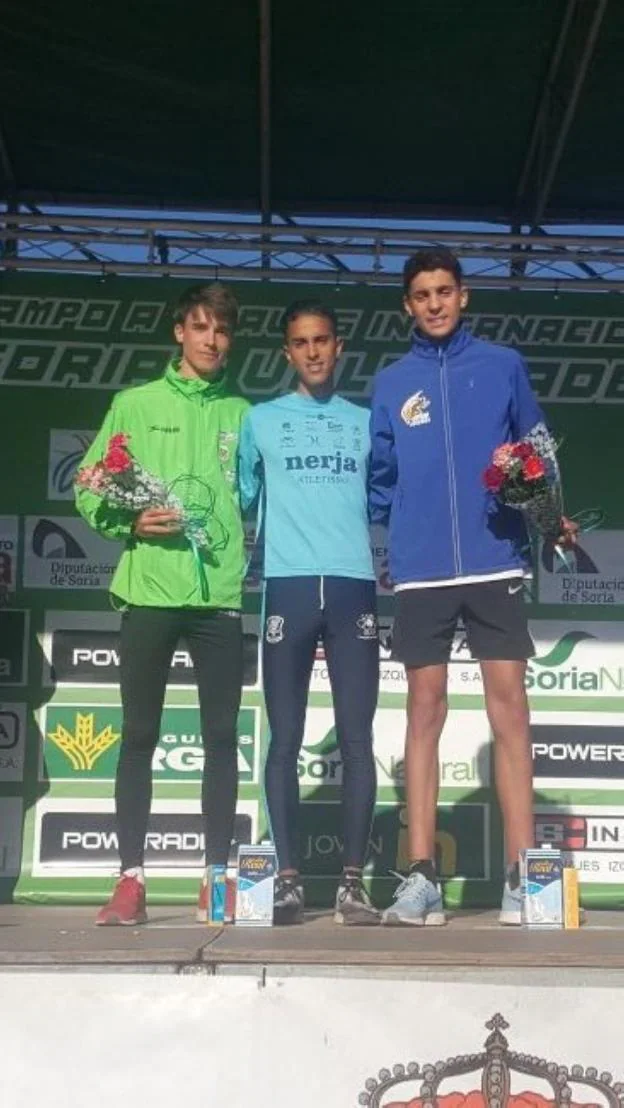 El atleta nerjeño del Cueva de Nerja-UMA, en el podio. :: sur