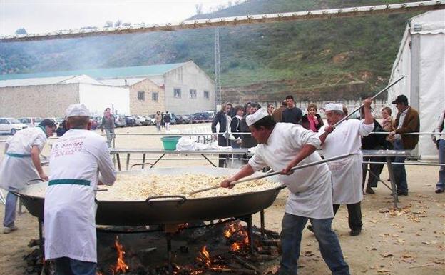 En la Fiesta de la Zanahoria Morá se reparten migas con este tubérculo