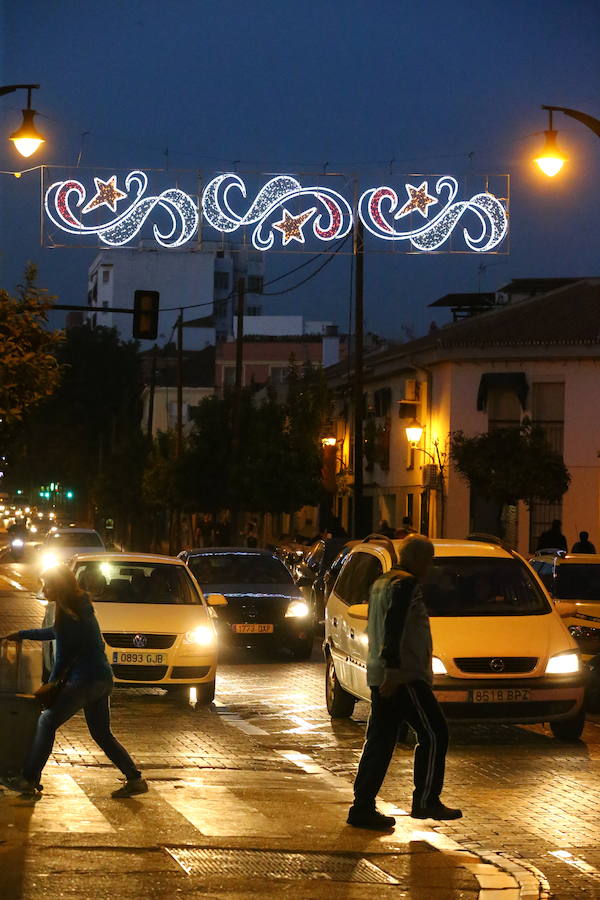 Las calles de los distintos distritos de Málaga se encienden ya para preparar la Navidad. 