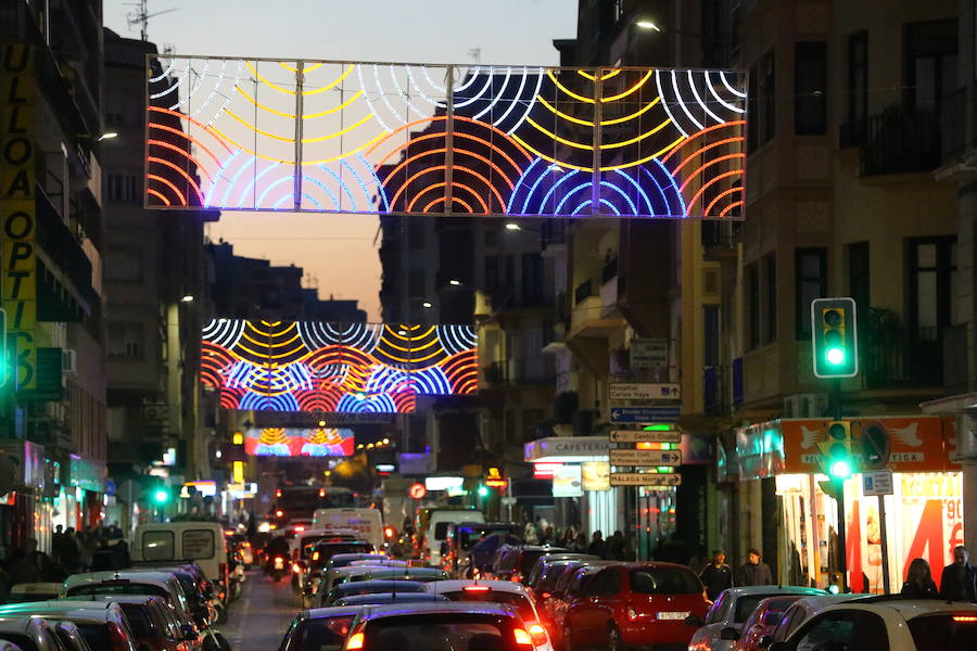 Las calles de los distintos distritos de Málaga se encienden ya para preparar la Navidad. 